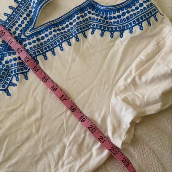 C. Wonder White Tunic size L with Blue Embroidery at neck and hem. Beautiful! - Picture 7 of 7